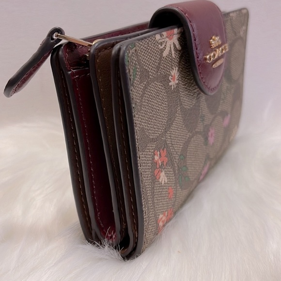 Medium Corner Zip Wallet In Signature Canvas With Wildflower Print - Picture 7 of 14